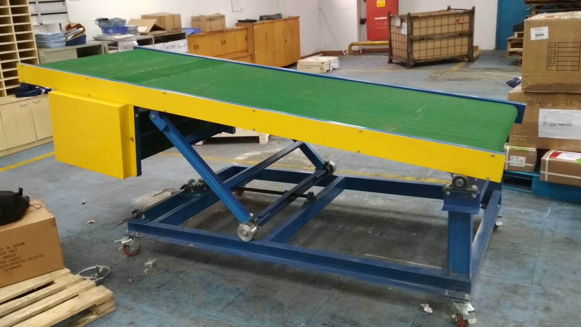 廠家直銷定制式皮帶爬坡機(jī)電商食品倉庫爬坡機(jī) 可調(diào)節(jié)高度爬坡機(jī)