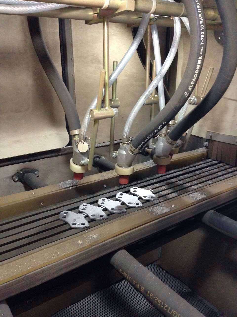 寧波全自動(dòng)輸送式噴砂機(jī) 剎車盤輸送式噴砂機(jī) 鋁型材噴砂機(jī)