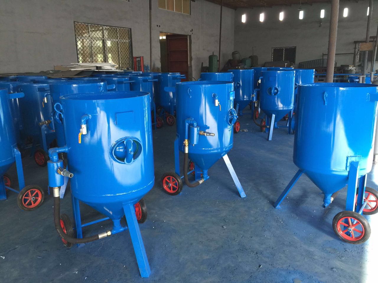 寧波移動(dòng)噴砂機(jī)KH-4720 開放式0.3立方噴砂機(jī) 戶外除銹噴砂機(jī)