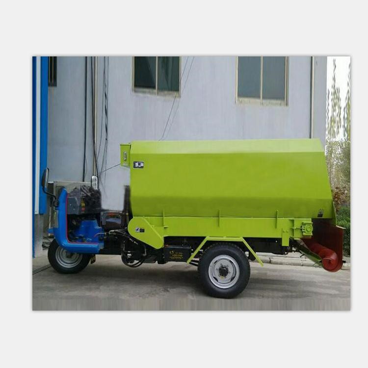 牧場(chǎng)撒料車 湖北直銷電動(dòng)全自動(dòng)畜牧喂料撒料車廠商湖北
