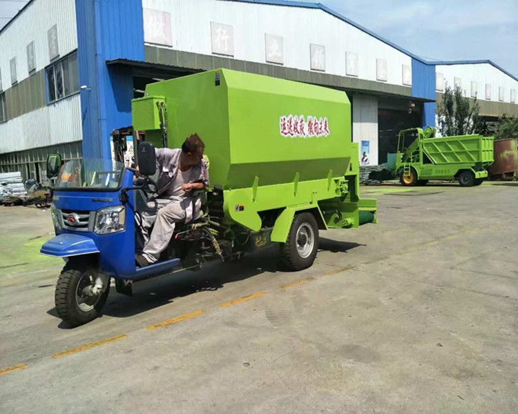 上海牛羊撒料車電動(dòng)牛羊馬牲畜專用撒料車
