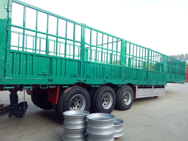 專業(yè)生產(chǎn)定制輕量化13米倉(cāng)欄半掛車  鵝頸倉(cāng)欄式半掛