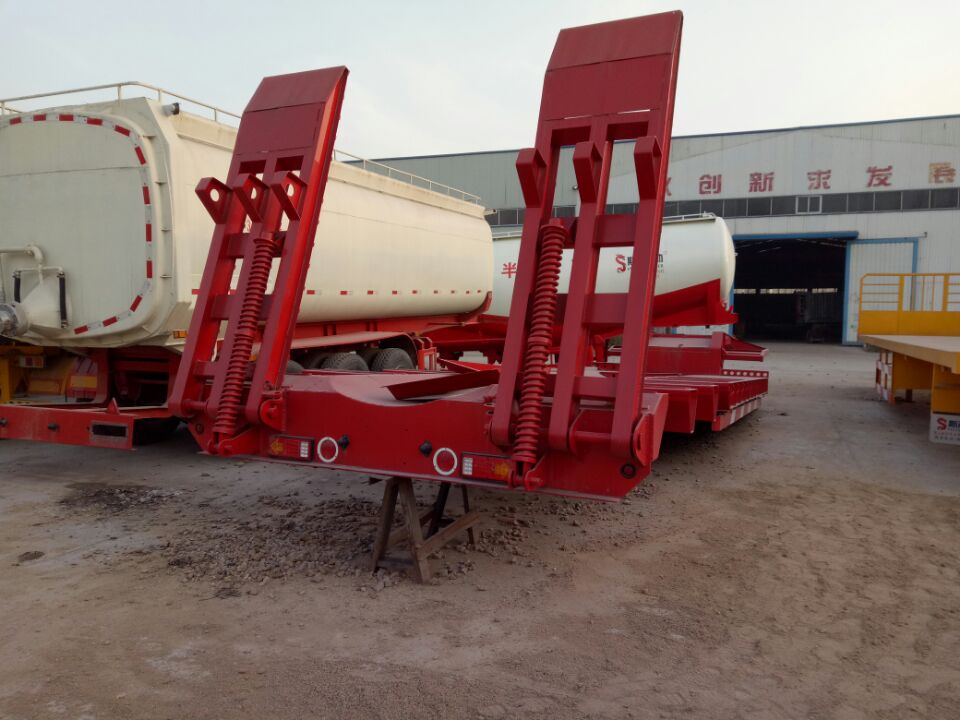 低平板半掛車(chē)，掛車(chē)廠銷(xiāo)售裝載機(jī)運(yùn)輸?shù)推桨?，壓路機(jī)運(yùn)輸?shù)推桨? title=