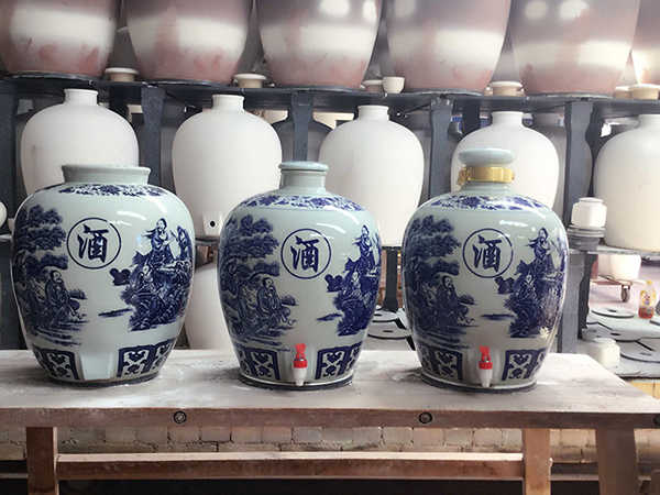 景德鎮(zhèn)青花瓷酒壇子酒缸50斤小口高蓋贈金色鎖扣打孔贈龍頭批發(fā)