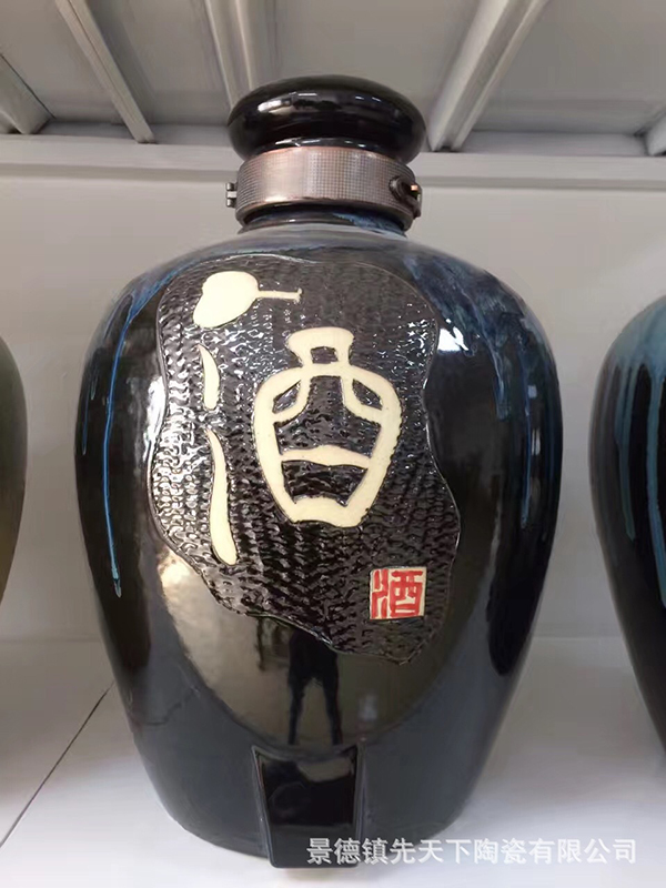 可定制 10斤景德鎮(zhèn)手工雕刻黑色酒字陶瓷酒壇廠家送鎖扣龍頭