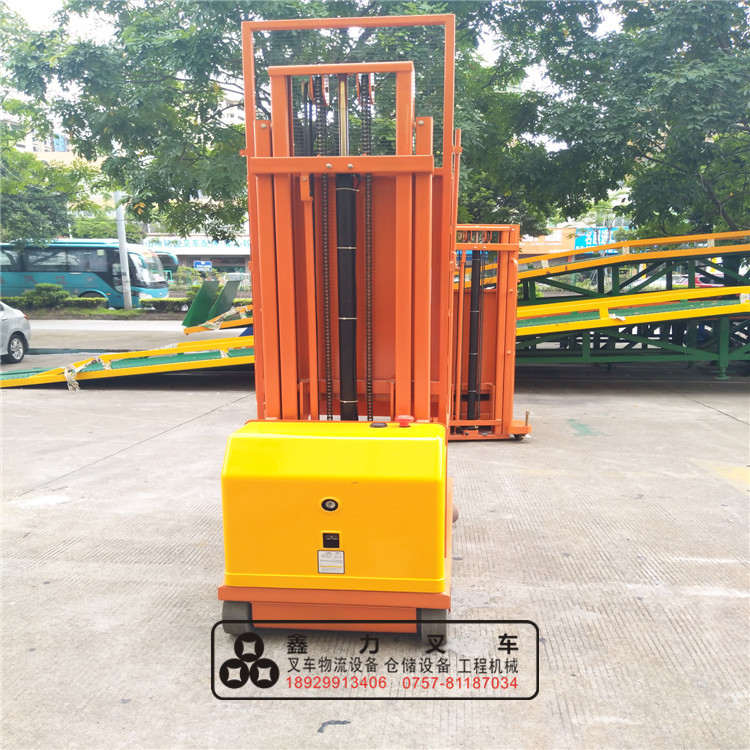 全電動(dòng)高空取料機(jī)自動(dòng)行走高空升降機(jī)