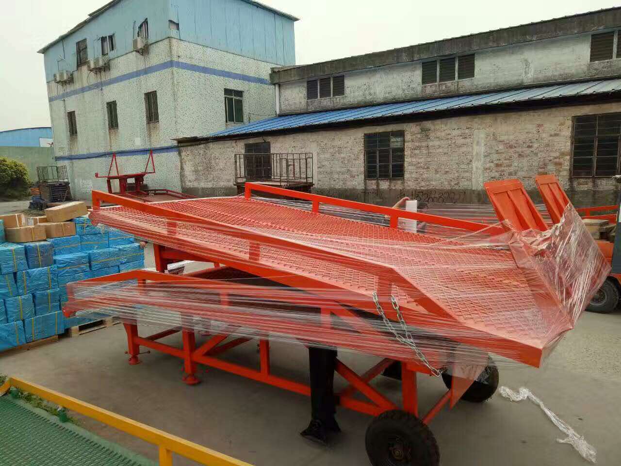 汕頭市移動式登車橋-卸貨平臺分體式登車橋