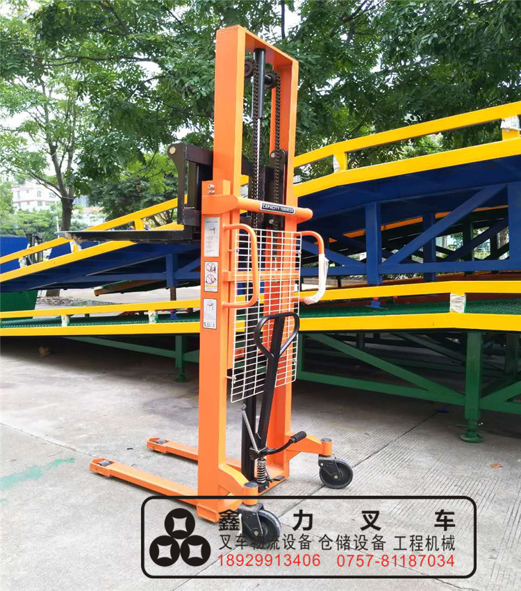 手動(dòng)液壓堆高車(chē)價(jià)格多少錢(qián)一臺(tái)？