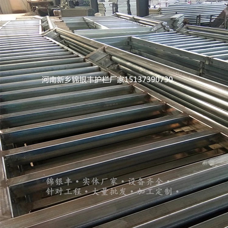 道路交通護欄_新鄉(xiāng)道路隔離護欄，河南新鄉(xiāng)鋅鋼護欄廠家