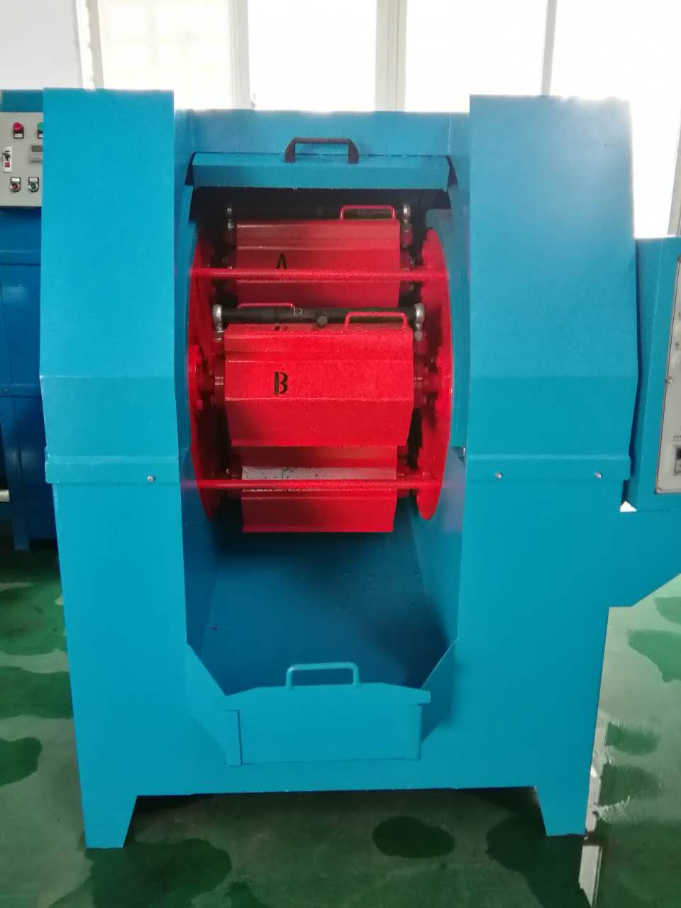 USB鋁殼震磨機，鋁件去毛刺拋光機，電子配件離心拋光機