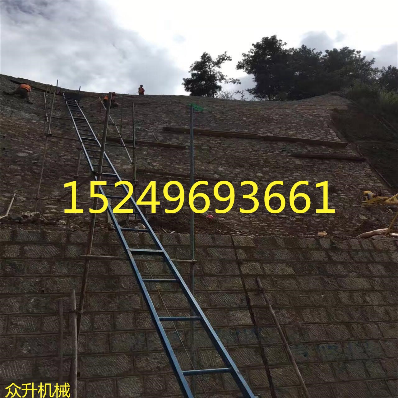 新型橋梁建設(shè)送料器 公路護(hù)坡泥土袋用爬山虎上料機(jī)