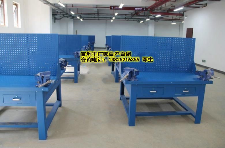 雙面鉗工桌 帶掛板鉗工桌 鐵皮包復(fù)合板臺面鉗工桌圖片