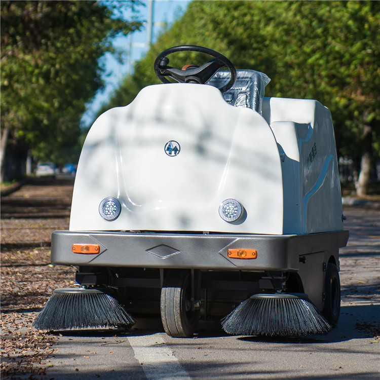 小林牌XLS-1350電動掃地車工廠室內(nèi)地面粉塵清掃環(huán)保設備