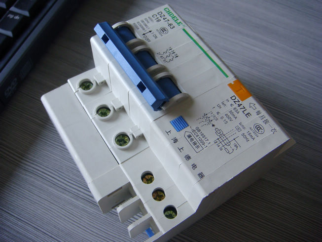 誠(chéng)招代理上德集團(tuán)Dz47LE-3P漏電斷路器63a