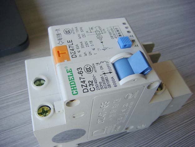 誠(chéng)招代理上德集團(tuán)Dz47LE-1P+N漏電斷路器32a
