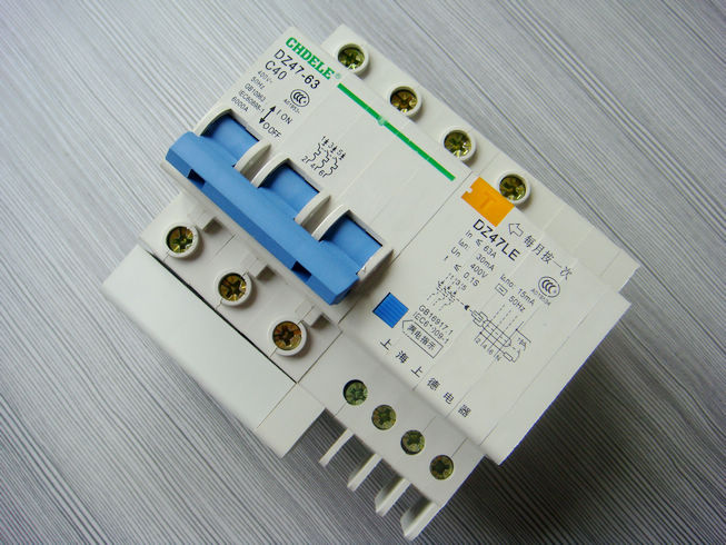 誠(chéng)招代理上德集團(tuán)Dz47LE-3P+N斷路器40a