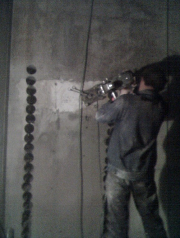 樓房專業(yè)開門洞、拆除混凝土承重墻、無聲破碎混泥土拆除公司