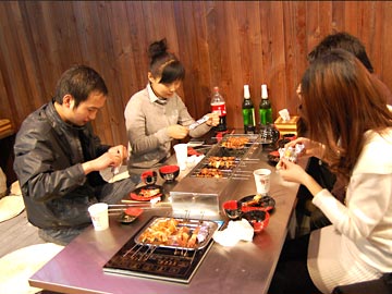烤天下燒烤加盟，烤天下自助燒烤爐價格，自動翻轉燒烤爐廠家