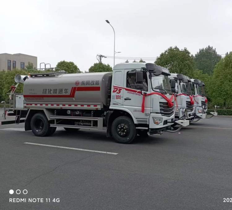 東風(fēng)D3綠化噴灑車 12方國(guó)六排放灑水車 操作簡(jiǎn)單 送貨上門