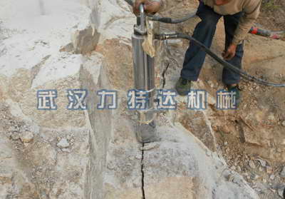 劈裂機聯(lián)手破碎錘快速破除井樁基坑巖石