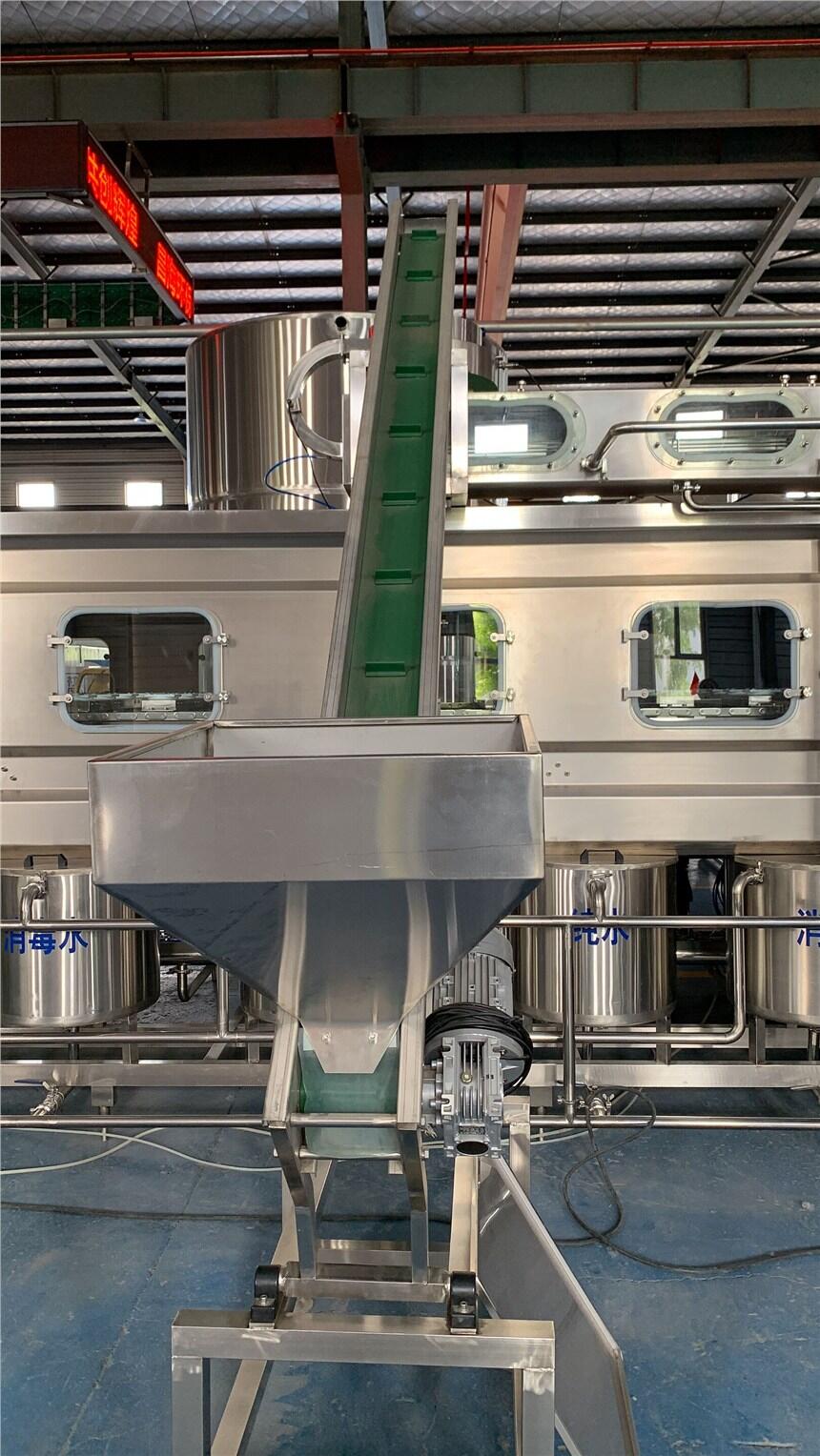 桶裝水灌裝生產(chǎn)加工設(shè)備 從出廠之灌裝全是機械化操作