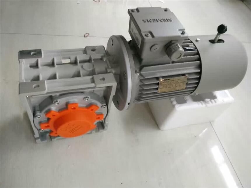 闆婚崓琛屾キ(y猫)灏堢敤1.5KW鍓庤粖闆绘(j墨)+RV63娓涢€熸(j墨)