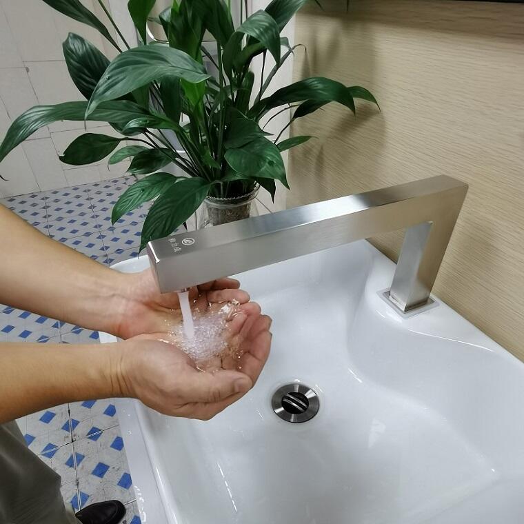 母嬰室嬰幼兒加長感應(yīng)水龍頭
