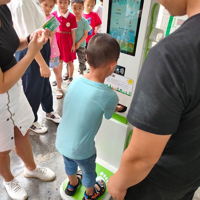 晨檢機器人哪家好,幼兒園防控智能晨檢機,人臉識別消毒機