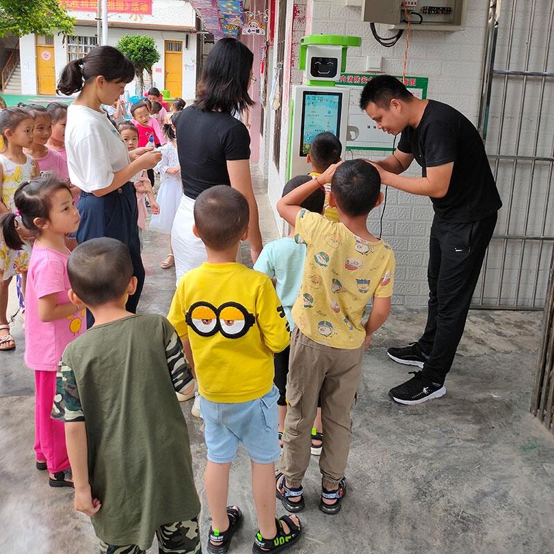 福建廈門幼兒園智能晨檢機(jī)器人,5秒測(cè)體溫免洗手消毒一體機(jī)