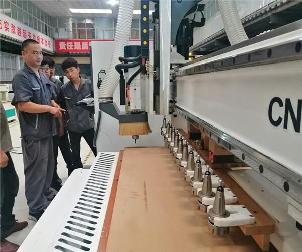 臨汾板式家具都用哪些設(shè)備全屋定制