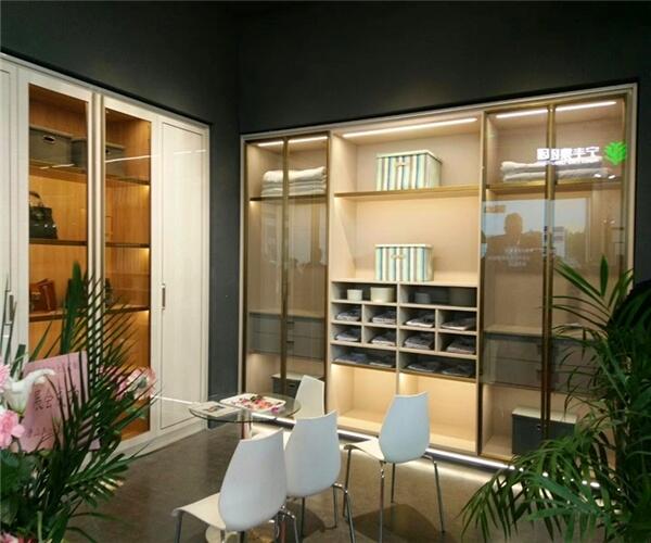 宜春板式家具都用哪些設(shè)備全屋定制