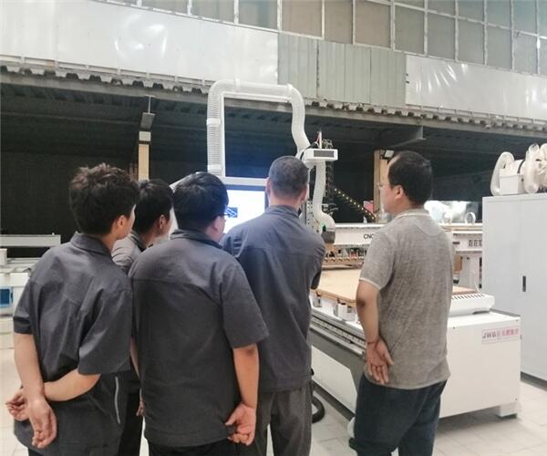 酒泉全屋定制開料機(jī)封邊機(jī)側(cè)孔機(jī)全線設(shè)備廠