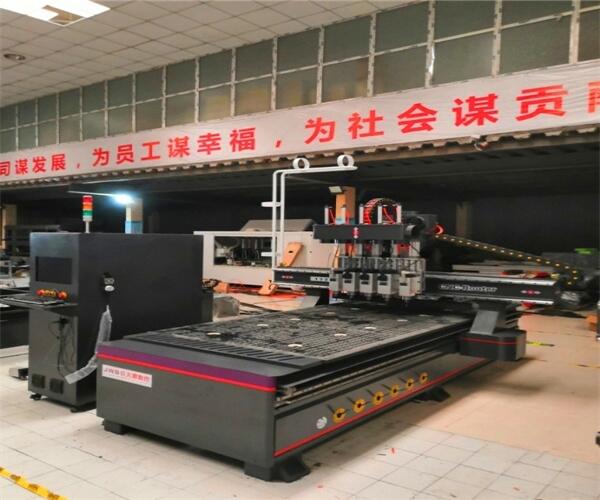 阿勒泰地區(qū)全屋定制開料機(jī)封邊機(jī)側(cè)孔機(jī)全線設(shè)備廠