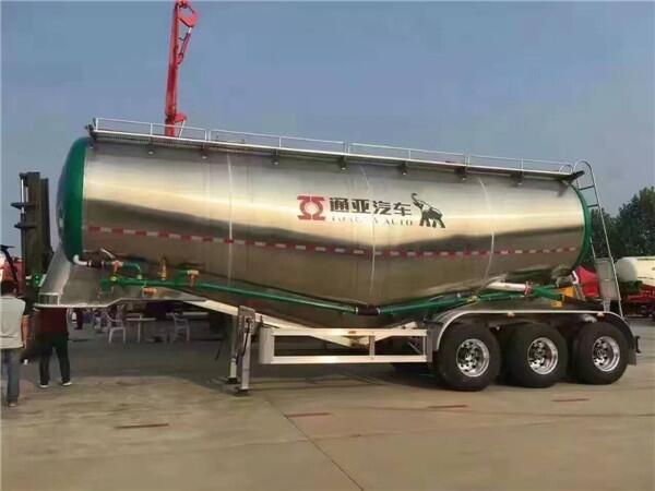 山東梁山通亞罐車、下灰車、打灰罐、粉粒物料罐車定做