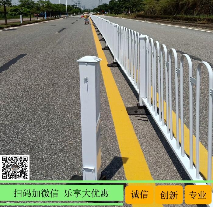 吳川機(jī)動(dòng)車道路護(hù)欄 機(jī)場路乙型護(hù)欄 湛江交通欄桿廠家