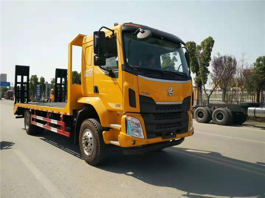 單橋15噸以下平板挖機(jī)拖車柳汽大黃蜂玉柴200馬力價格