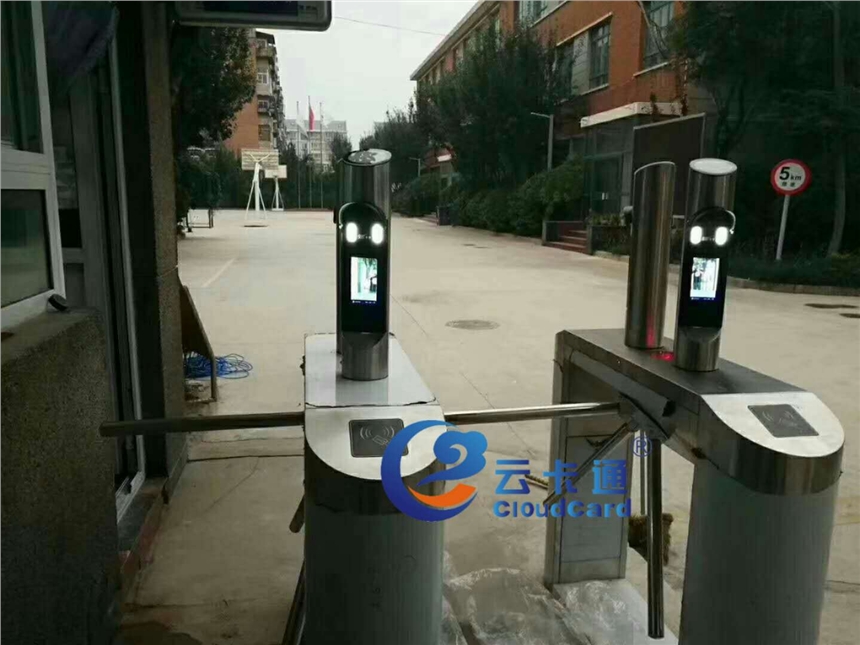 云卡通動態(tài)人臉識別系統(tǒng)智能門禁閘機攝像頭面部工地人行通道閘管理