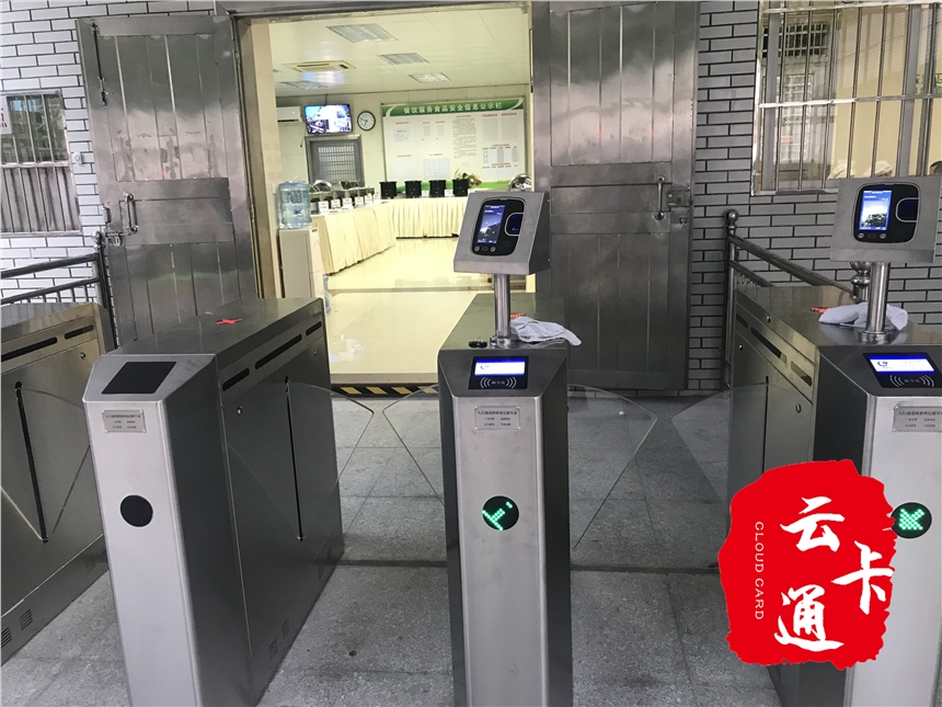云卡通無(wú)人值守智慧食堂人臉消費(fèi)系統(tǒng)通道閘機(jī)扣款速度演示刷臉進(jìn)出人行通道