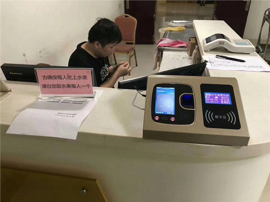 云卡通食堂人臉打卡機(jī)臥式食堂人臉收款機(jī)
