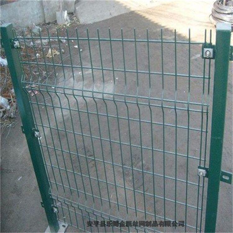 河北綠色養(yǎng)殖圍欄網廠家供應湖南花壇花池圍欄網長沙卷筒護欄網