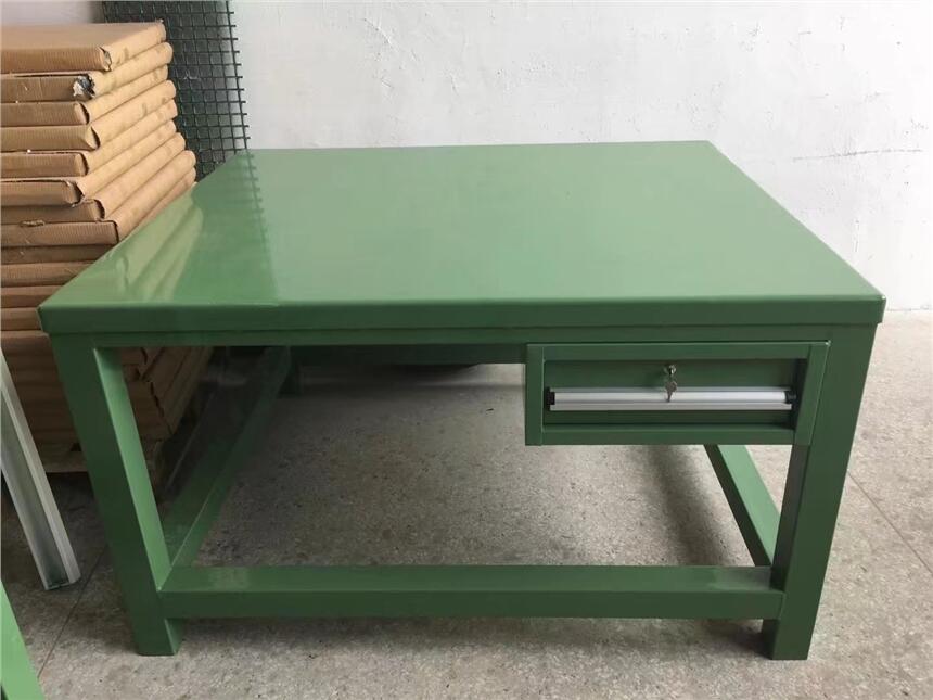 車間裝配工作臺 鐵皮包面工作臺定制 帶抽屜掛板工作臺價(jià)格