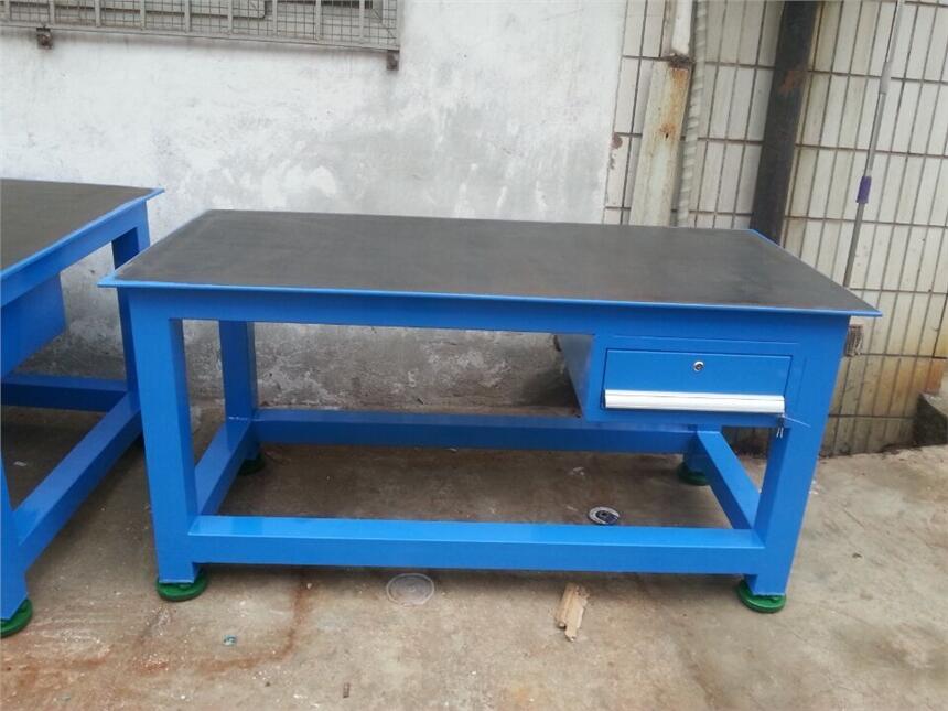 廣州技工學校工作臺 鋼板桌面工作臺 深圳定制重型工作臺廠家