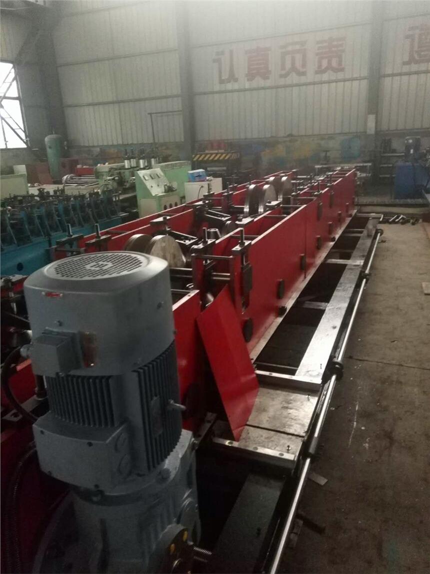 集成房屋型材設(shè)備成型機(jī)