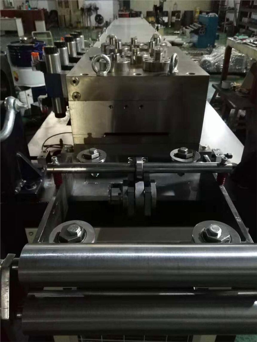 新型輕鋼別墅成型機設備