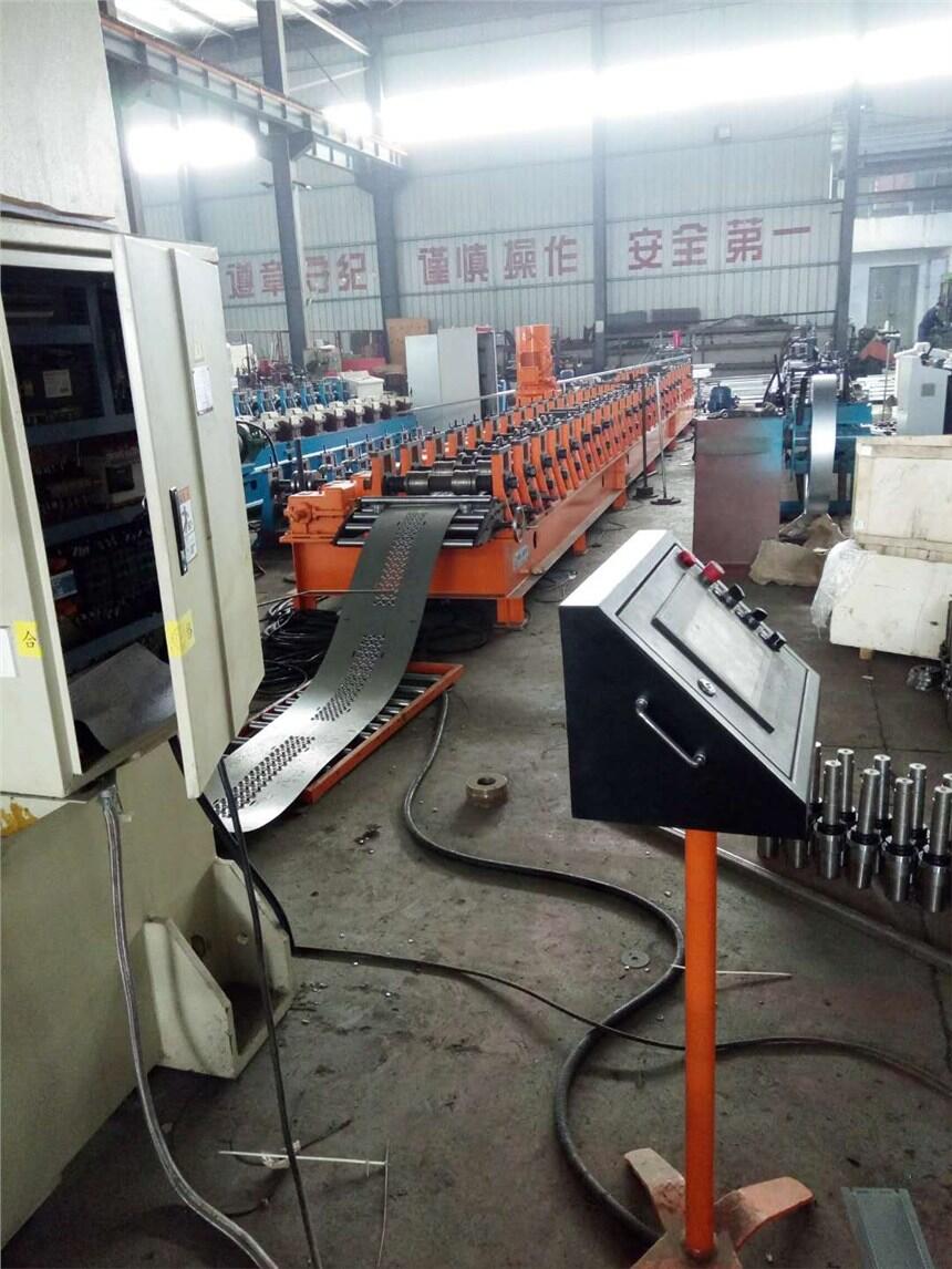 America 專業(yè)生產(chǎn)鋼跳板腳踏板自動化一次性成型設(shè)備