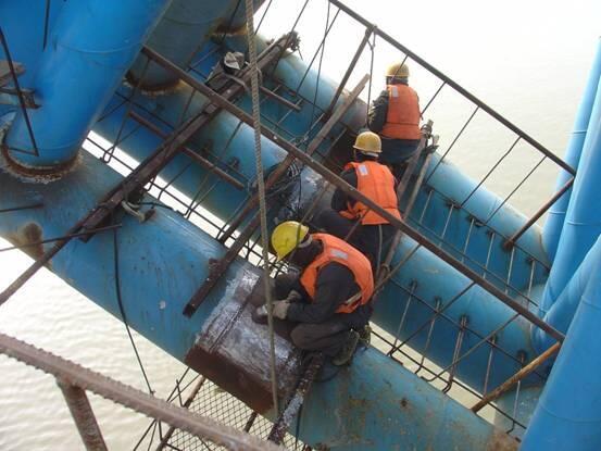 達(dá)州造船廠龍門吊除銹防腐歡迎訪問