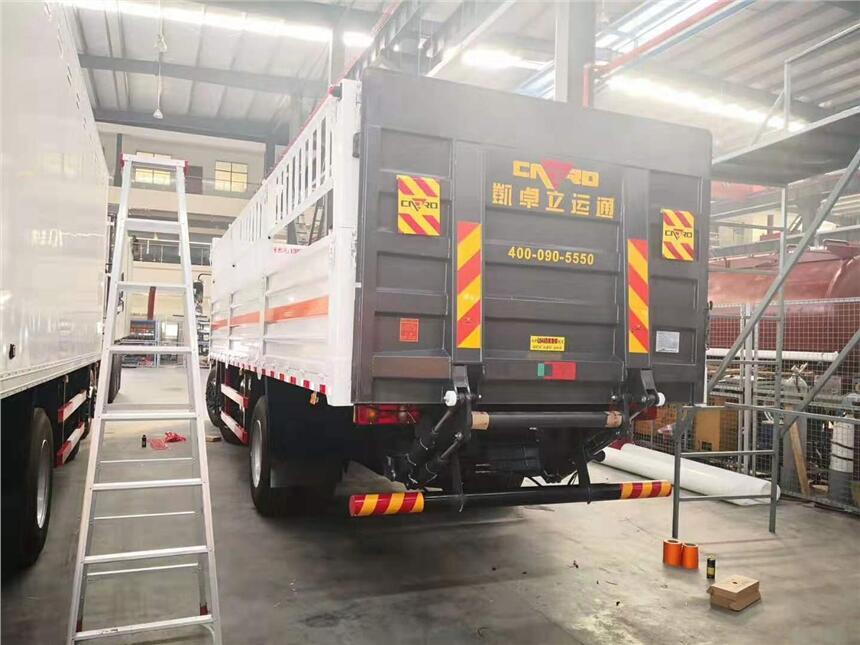 慶陽柳汽乘龍7.8米雙開車廂危貨車廠家代理點(diǎn)