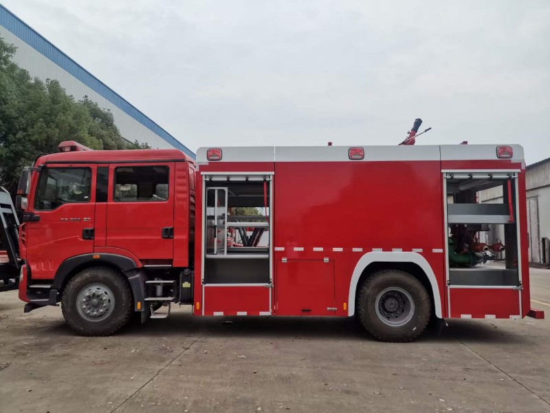 重汽豪沃前四后八輪水罐消防車招標(biāo)價格