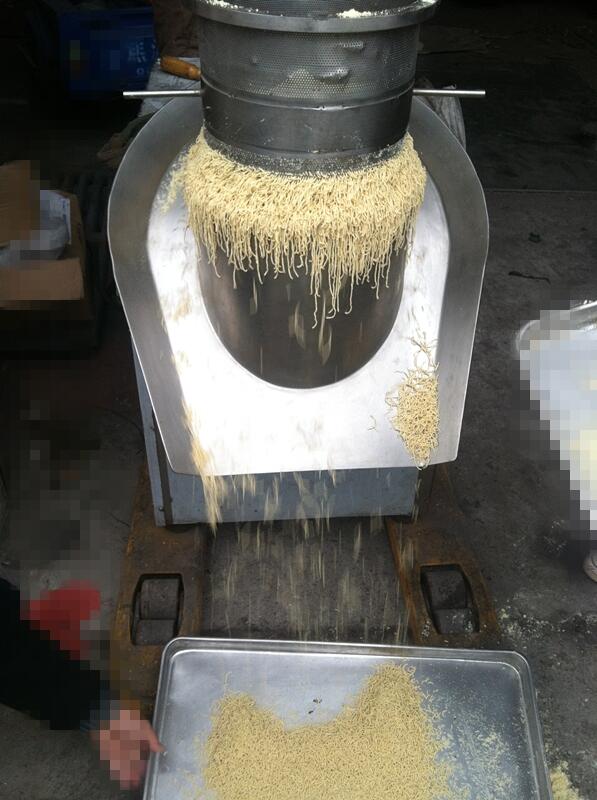 天澤牌旋轉(zhuǎn)制粒機濕物料制粒機 不銹鋼雞精生產(chǎn)線