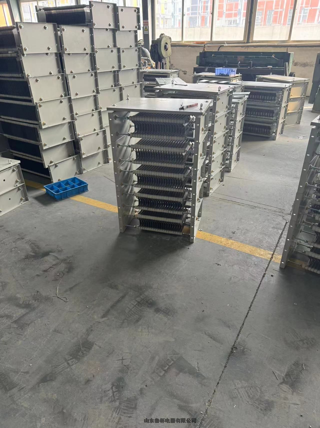魯杯RY52-225M-8/4不銹鋼電阻器將產(chǎn)生的能量快速轉(zhuǎn)換成熱能并消耗掉